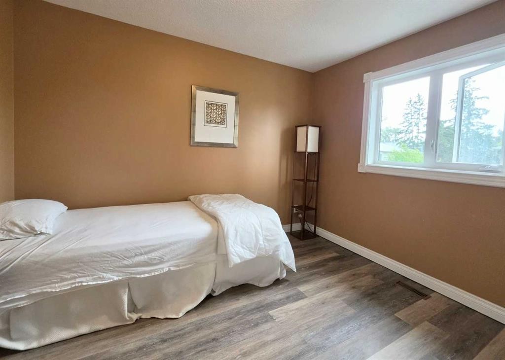 672 Killarney Glen Court Sw, Calgary, AB - Indoor Photo Showing Bedroom