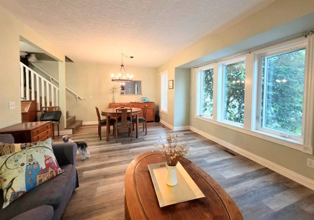 672 Killarney Glen Court Sw, Calgary, AB - Indoor Photo Showing Living Room