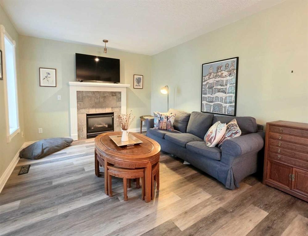 672 Killarney Glen Court Sw, Calgary, AB - Indoor Photo Showing Living Room With Fireplace