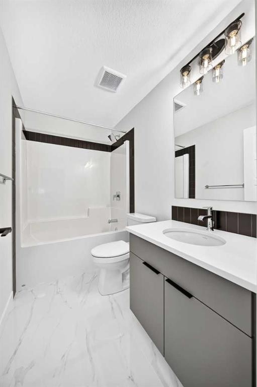 199 Langwell Common Se, Airdrie, AB - Indoor Photo Showing Bathroom