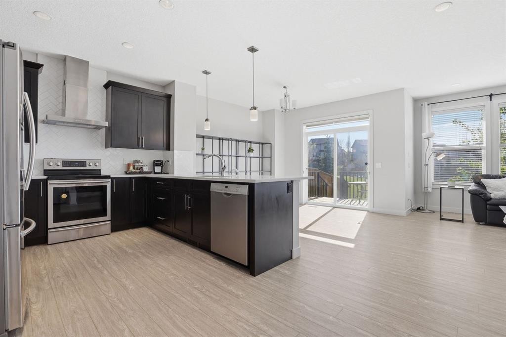 4 Heritage Terrace, Cochrane, AB - Indoor Photo Showing Kitchen With Stainless Steel Kitchen With Upgraded Kitchen