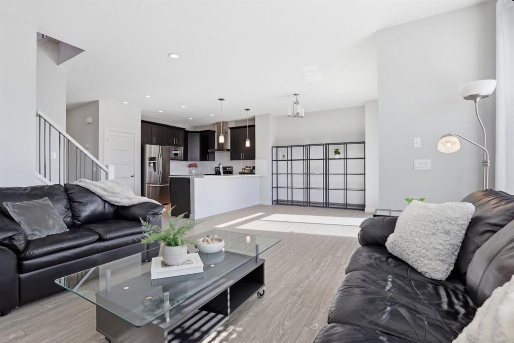 4 Heritage Terrace, Cochrane, AB - Indoor Photo Showing Living Room