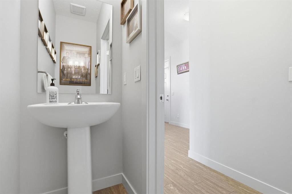 4 Heritage Terrace, Cochrane, AB - Indoor Photo Showing Bathroom