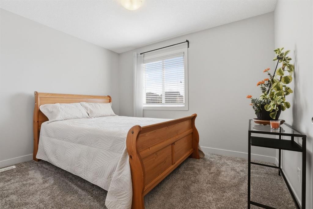 4 Heritage Terrace, Cochrane, AB - Indoor Photo Showing Bedroom