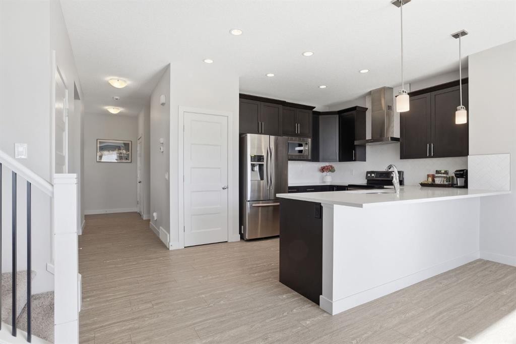 4 Heritage Terrace, Cochrane, AB - Indoor Photo Showing Kitchen With Stainless Steel Kitchen With Upgraded Kitchen