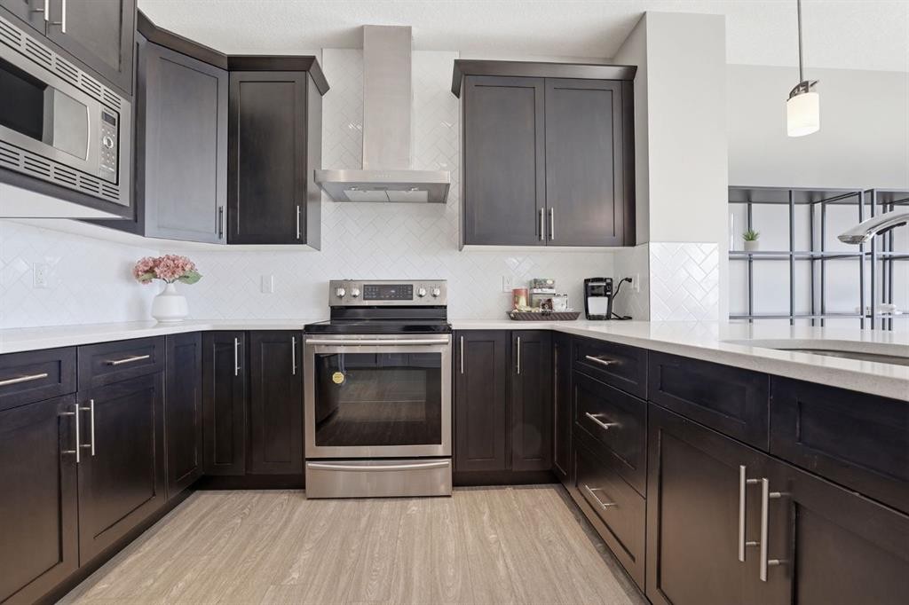 4 Heritage Terrace, Cochrane, AB - Indoor Photo Showing Kitchen