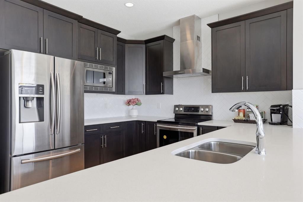 4 Heritage Terrace, Cochrane, AB - Indoor Photo Showing Kitchen With Stainless Steel Kitchen With Double Sink With Upgraded Kitchen