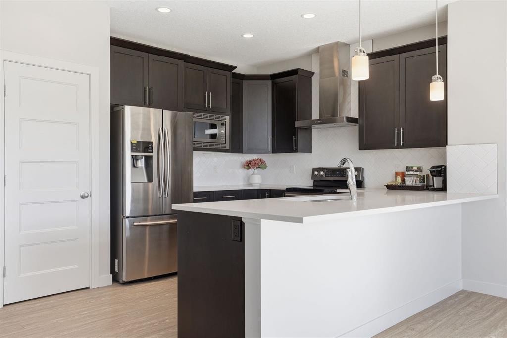 4 Heritage Terrace, Cochrane, AB - Indoor Photo Showing Kitchen With Upgraded Kitchen