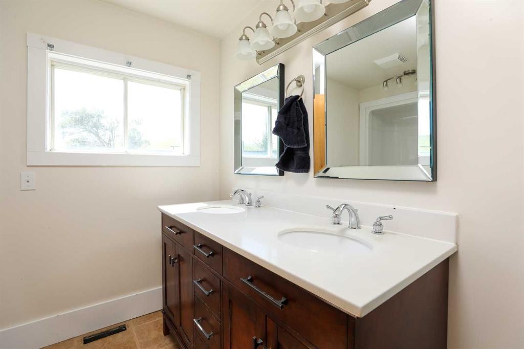 1411 Twp Rd 7-3 Road, Rural Pincher Creek No. 9, M.D. Of, AB - Indoor Photo Showing Bathroom