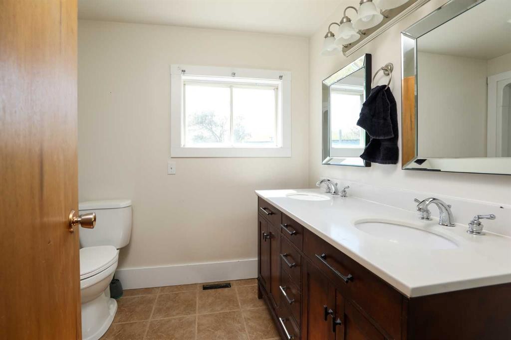 1411 Twp Rd 7-3 Road, Rural Pincher Creek No. 9, M.D. Of, AB - Indoor Photo Showing Bathroom