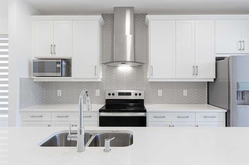 186 Aquila Drive Nw, Calgary, AB - Indoor Photo Showing Kitchen With Stainless Steel Kitchen With Upgraded Kitchen