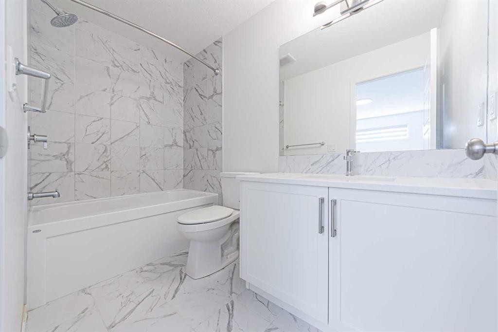 186 Aquila Drive Nw, Calgary, AB - Indoor Photo Showing Bathroom
