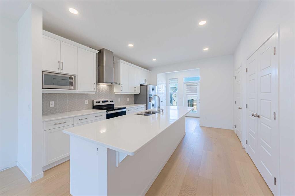 186 Aquila Drive Nw, Calgary, AB - Indoor Photo Showing Kitchen With Double Sink With Upgraded Kitchen