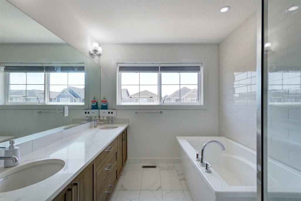 92 Copperhead Grove Se, Calgary, AB - Indoor Photo Showing Bathroom