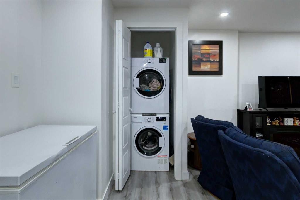 92 Copperhead Grove Se, Calgary, AB - Indoor Photo Showing Laundry Room