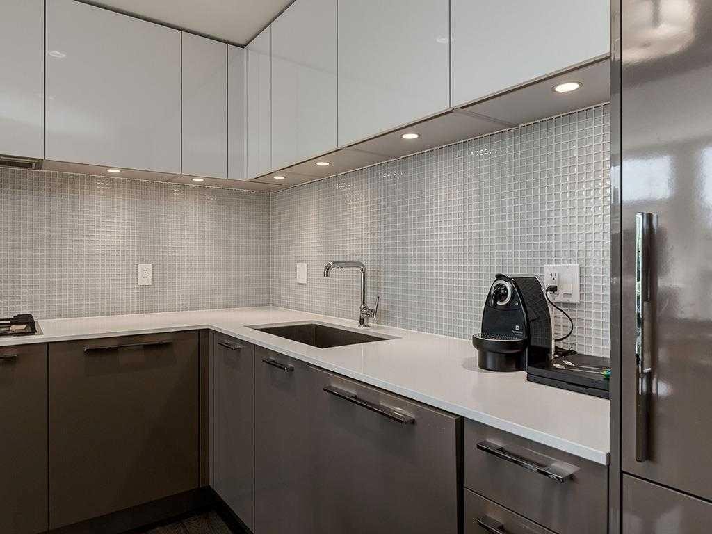 802-901 10 Avenue Sw, Calgary, AB - Indoor Photo Showing Kitchen With Upgraded Kitchen