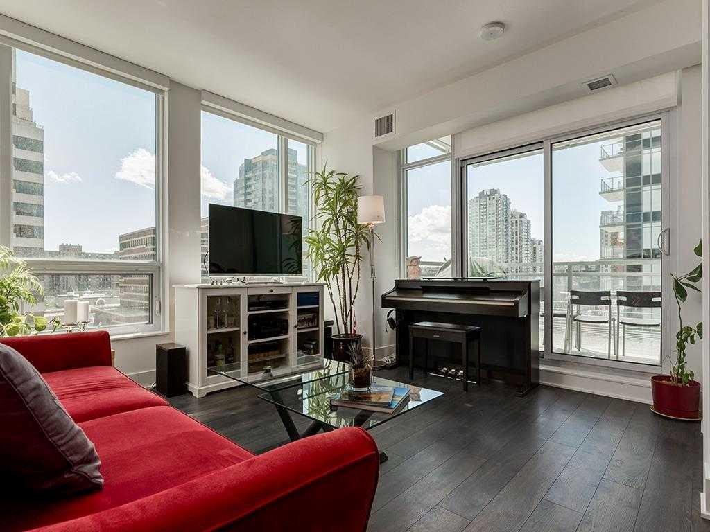 802-901 10 Avenue Sw, Calgary, AB - Indoor Photo Showing Living Room