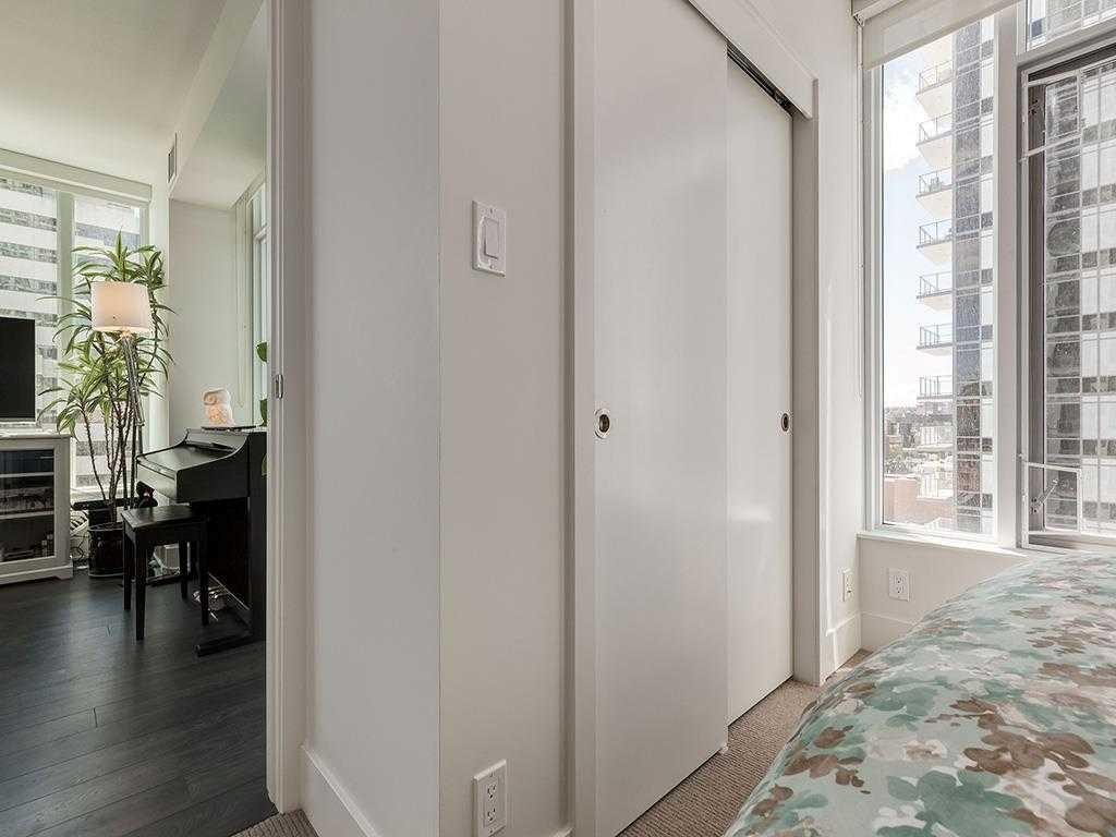802-901 10 Avenue Sw, Calgary, AB - Indoor With Fireplace