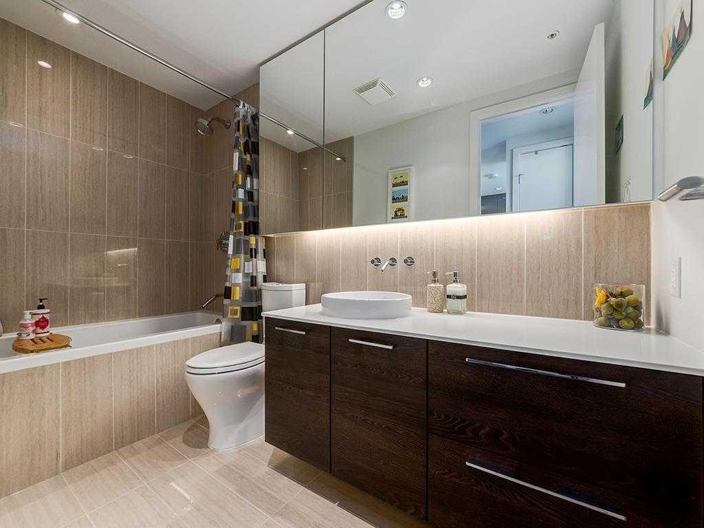 802-901 10 Avenue Sw, Calgary, AB - Indoor Photo Showing Bathroom