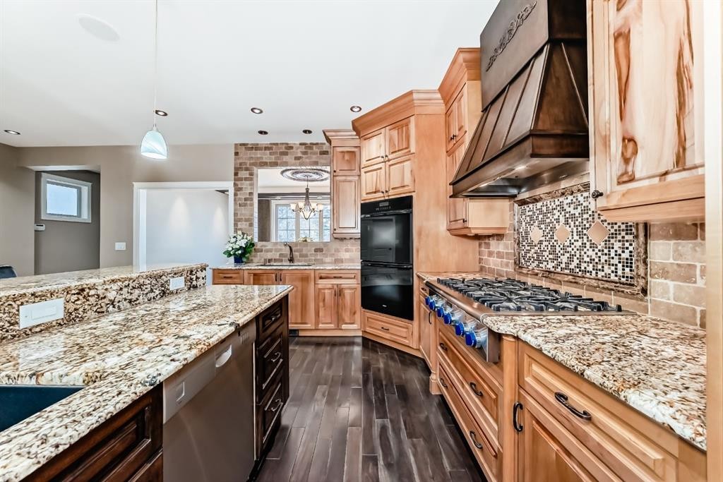 1108 Bellevue Avenue Se, Calgary, AB - Indoor Photo Showing Kitchen With Upgraded Kitchen