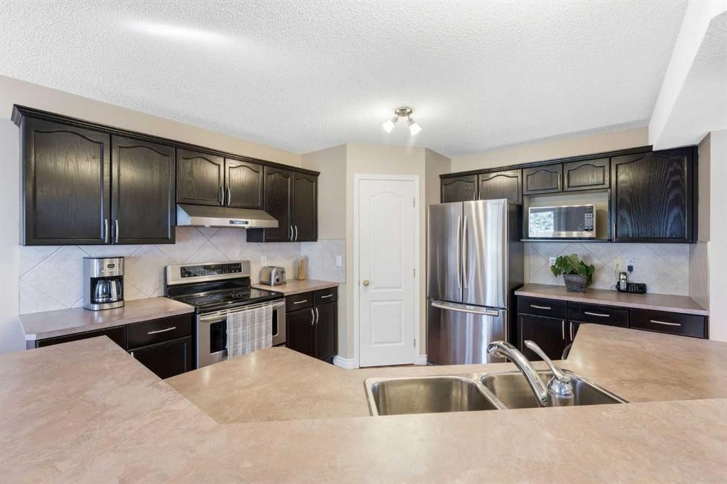 140 Arbour Stone Crescent Nw, Calgary, AB - Indoor Photo Showing Kitchen With Double Sink With Upgraded Kitchen