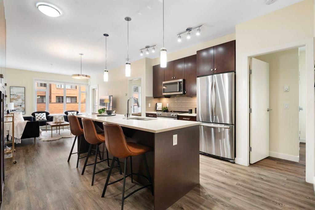 209-1720 10 Street Sw, Calgary, AB - Indoor Photo Showing Kitchen With Stainless Steel Kitchen With Upgraded Kitchen