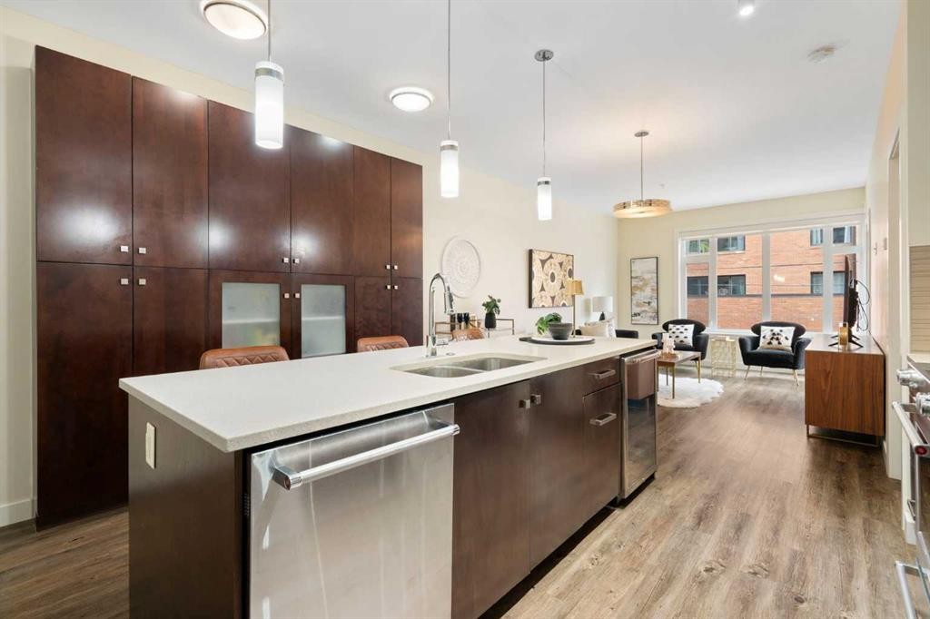 209-1720 10 Street Sw, Calgary, AB - Indoor Photo Showing Kitchen With Double Sink With Upgraded Kitchen