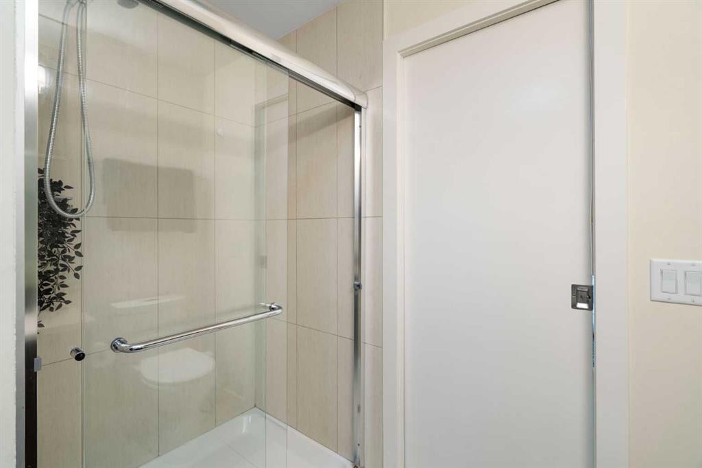 209-1720 10 Street Sw, Calgary, AB - Indoor Photo Showing Bathroom