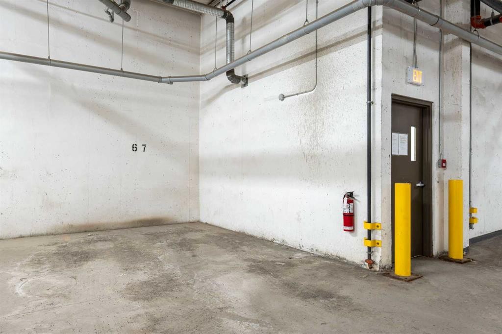 209-1720 10 Street Sw, Calgary, AB - Indoor Photo Showing Garage