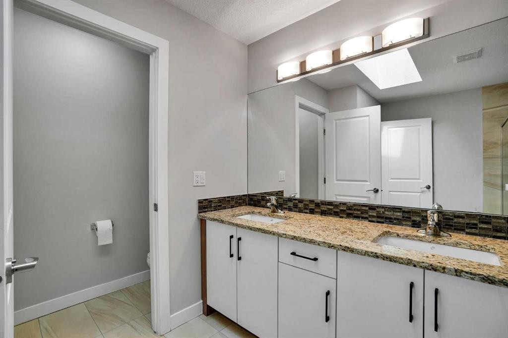 368 Nolanhurst Crescent Nw, Calgary, AB - Indoor Photo Showing Bathroom