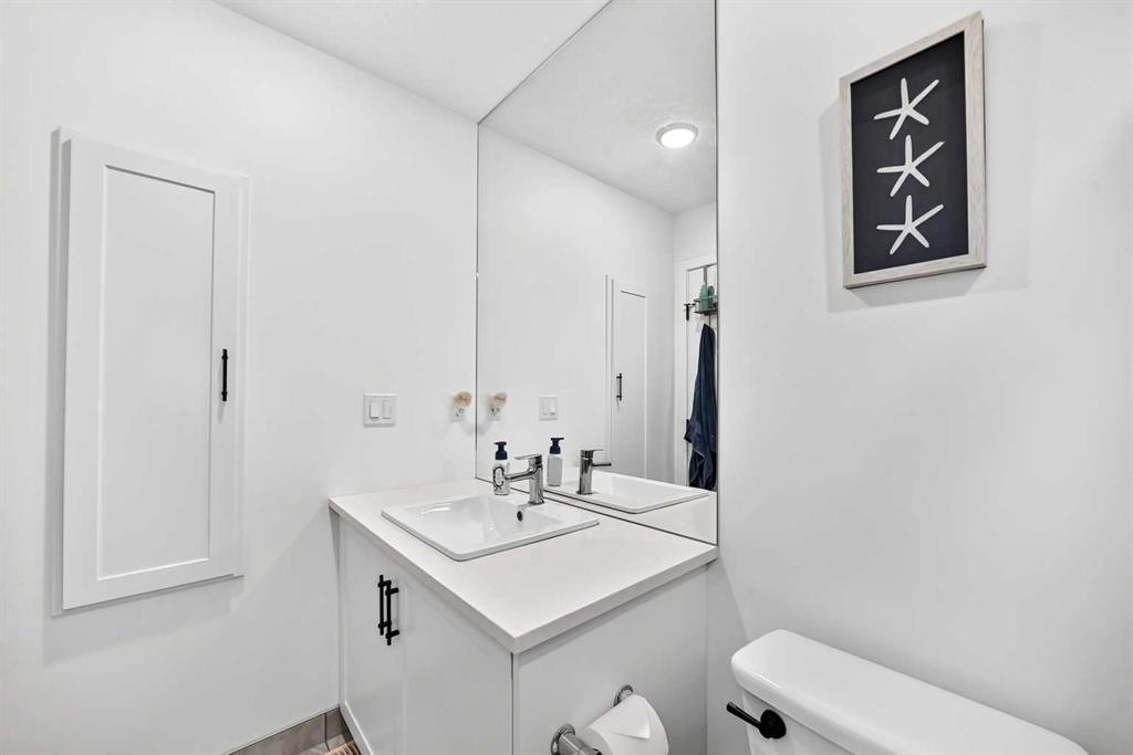 162 Silverado Boulevard Sw, Calgary, AB - Indoor Photo Showing Bathroom