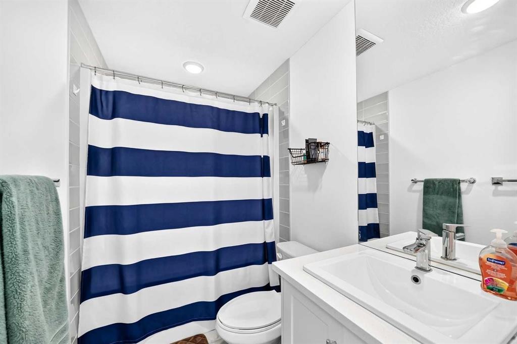 162 Silverado Boulevard Sw, Calgary, AB - Indoor Photo Showing Bathroom