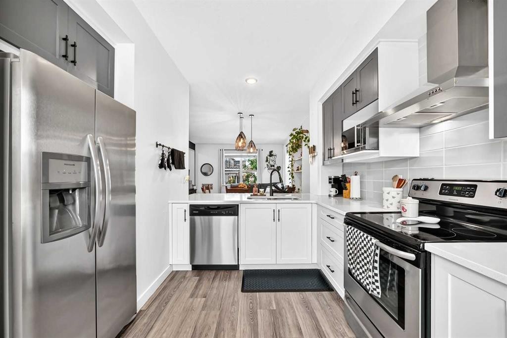 162 Silverado Boulevard Sw, Calgary, AB - Indoor Photo Showing Kitchen With Upgraded Kitchen