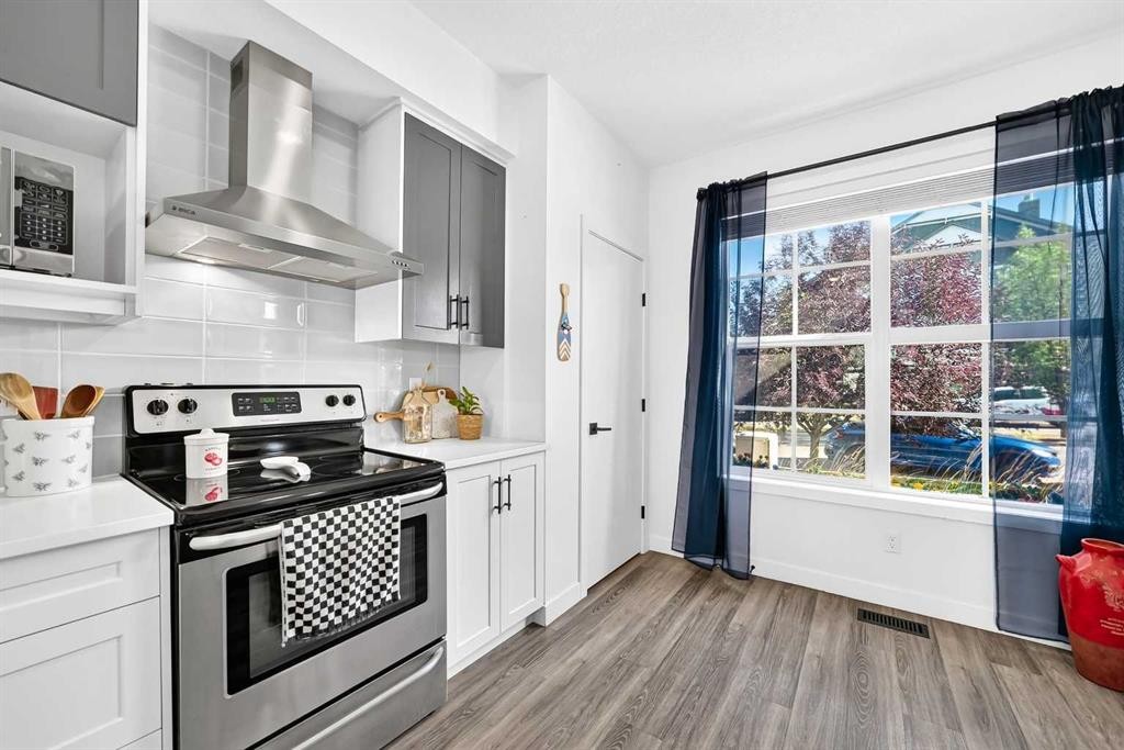 162 Silverado Boulevard Sw, Calgary, AB - Indoor Photo Showing Kitchen