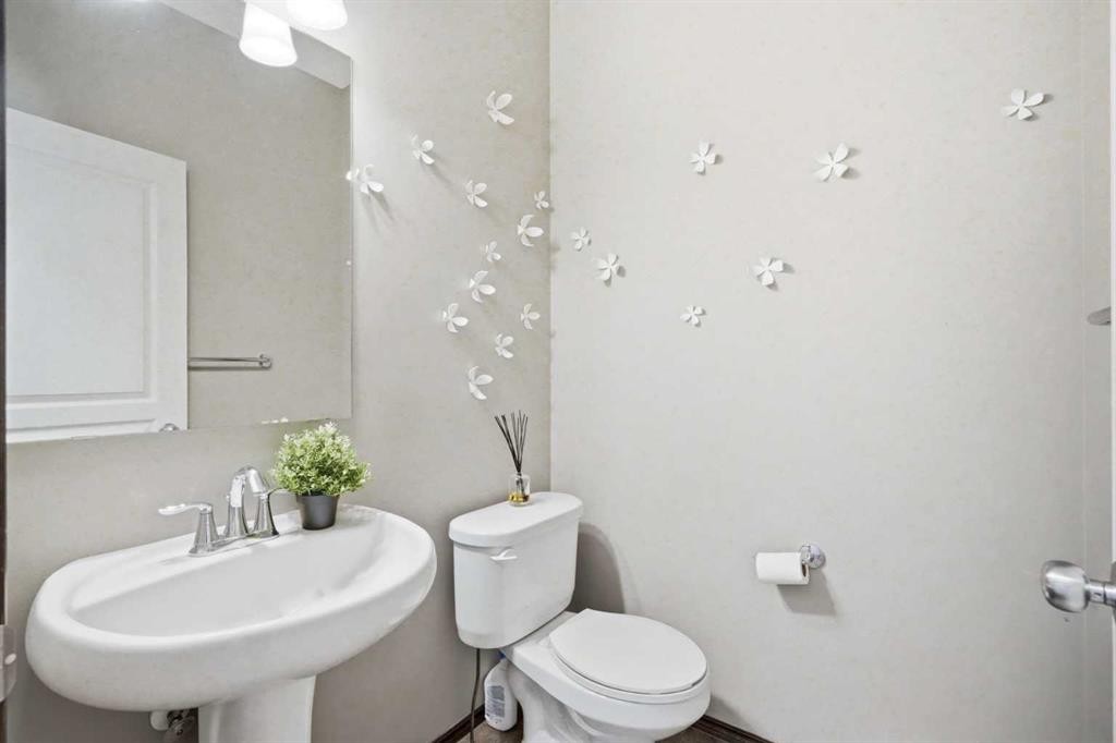 691 Panamount Boulevard Nw, Calgary, AB - Indoor Photo Showing Bathroom