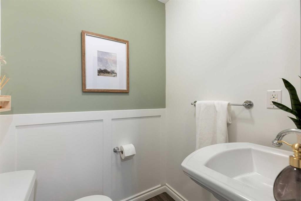 8 Midridge Bay Se, Calgary, AB - Indoor Photo Showing Bathroom