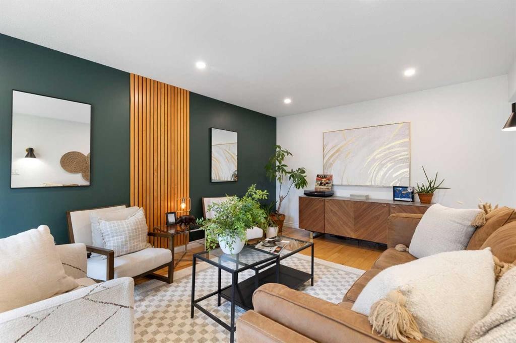 8 Midridge Bay Se, Calgary, AB - Indoor Photo Showing Living Room
