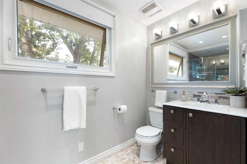 8 Midridge Bay Se, Calgary, AB - Indoor Photo Showing Bathroom