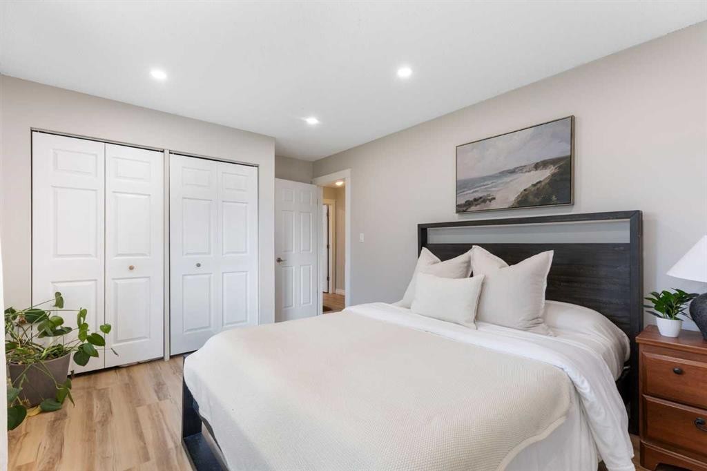 8 Midridge Bay Se, Calgary, AB - Indoor Photo Showing Bedroom
