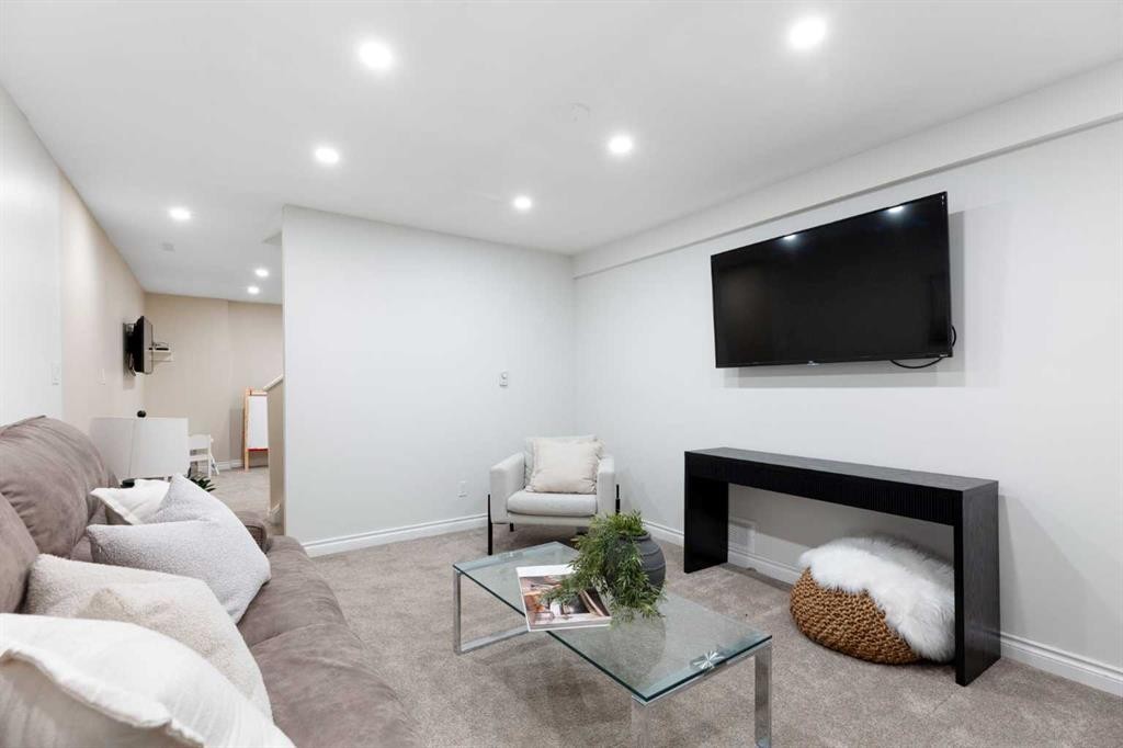 8 Midridge Bay Se, Calgary, AB - Indoor Photo Showing Living Room