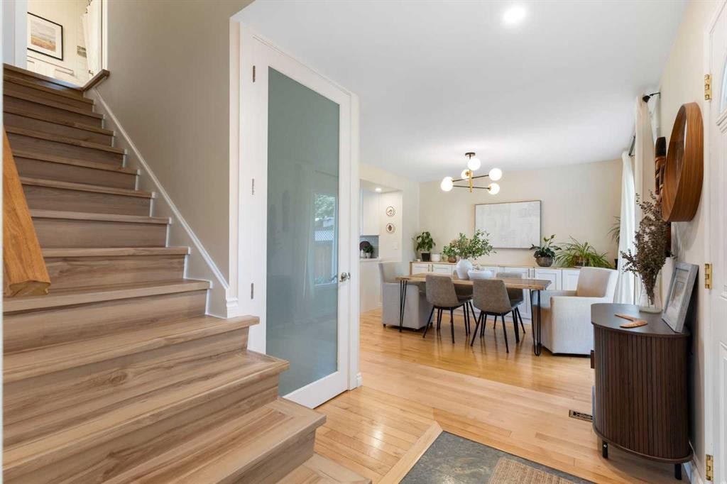 8 Midridge Bay Se, Calgary, AB - Indoor