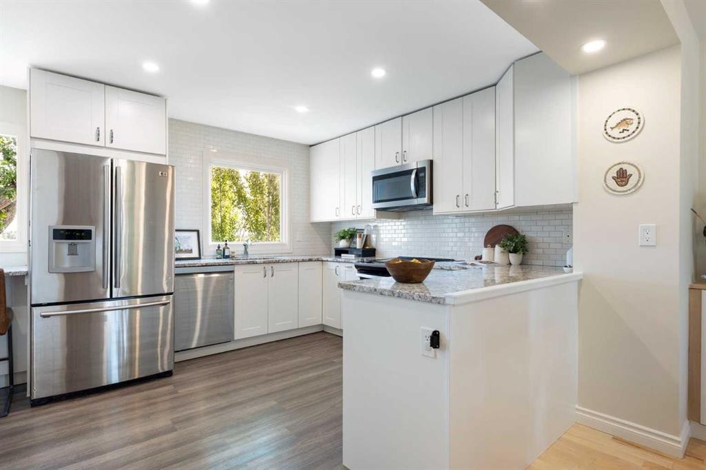 8 Midridge Bay Se, Calgary, AB - Indoor Photo Showing Kitchen With Upgraded Kitchen