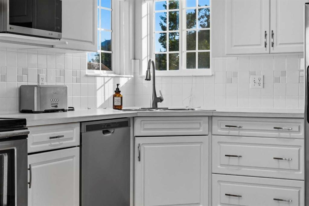 501 Patterson View Sw, Calgary, AB - Indoor Photo Showing Kitchen
