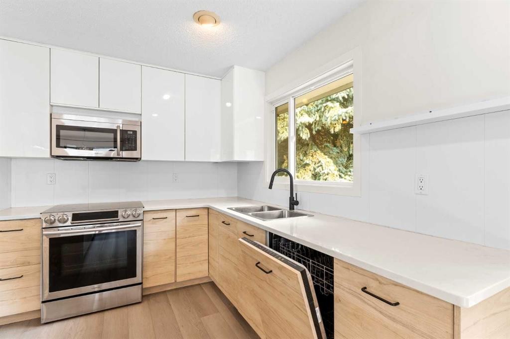 5467 Dalrymple Crescent Nw, Calgary, AB - Indoor Photo Showing Kitchen With Double Sink