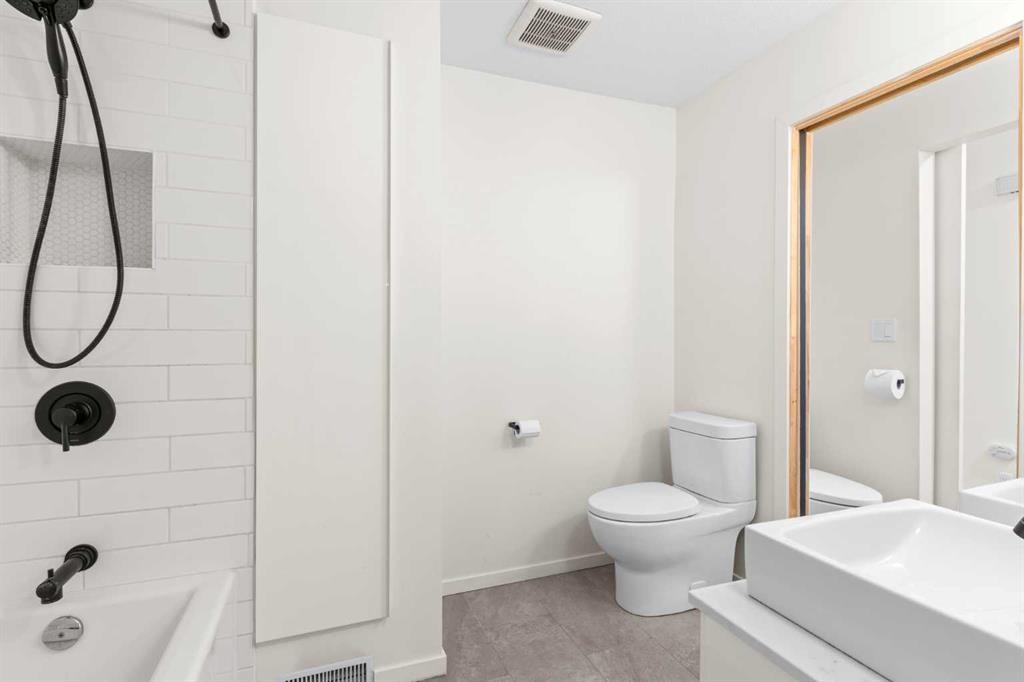 5467 Dalrymple Crescent Nw, Calgary, AB - Indoor Photo Showing Bathroom