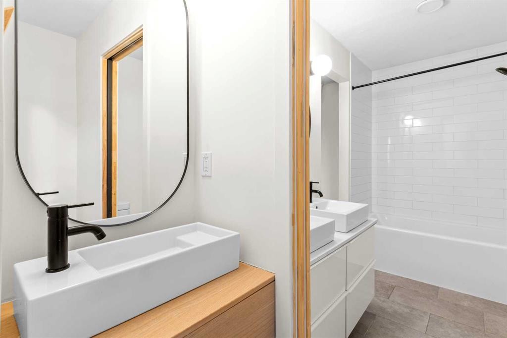 5467 Dalrymple Crescent Nw, Calgary, AB - Indoor Photo Showing Bathroom