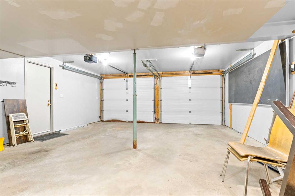 5467 Dalrymple Crescent Nw, Calgary, AB - Indoor Photo Showing Garage