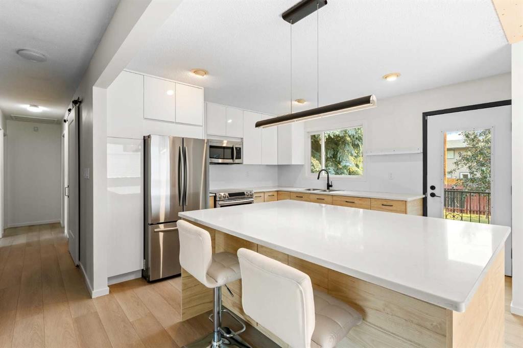 5467 Dalrymple Crescent Nw, Calgary, AB - Indoor Photo Showing Kitchen With Upgraded Kitchen