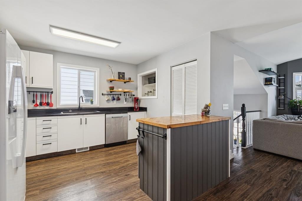 19 Covington Close Ne, Calgary, AB - Indoor Photo Showing Kitchen