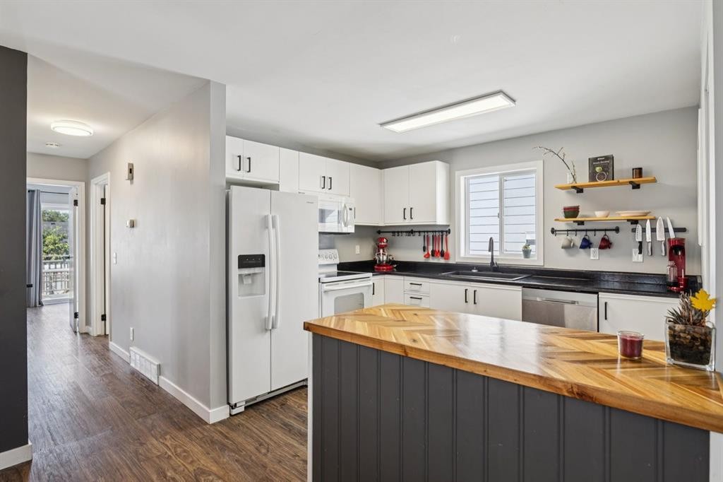 19 Covington Close Ne, Calgary, AB - Indoor Photo Showing Kitchen